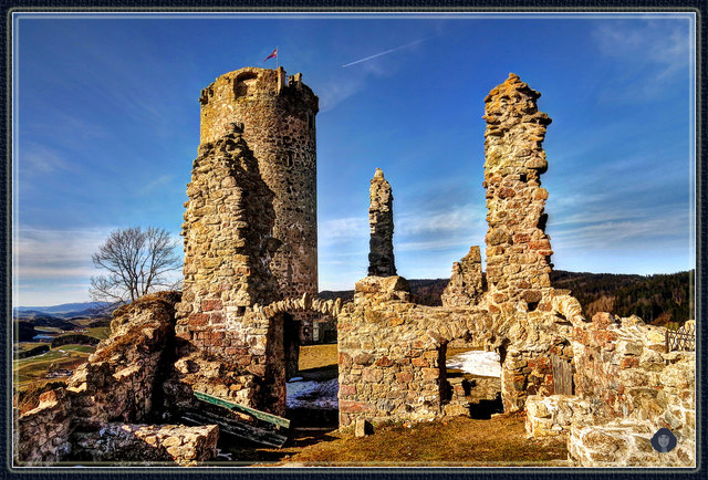 Die Burgruine Waxenberg liegt oberhalb des Ortszentrums von Waxenberg in der Gemeinde Oberneukirchen im Mühlviertel in Oberösterreich. Die heutige Ruine wurde vor 1300 errichtet und brannte 1756 nach einem Blitzschlag ab. Die Ruine ist in Besitz der Familie Starhemberg und wird seit den 1950er Jahren vom Kulturverein Waxenberg renoviert.