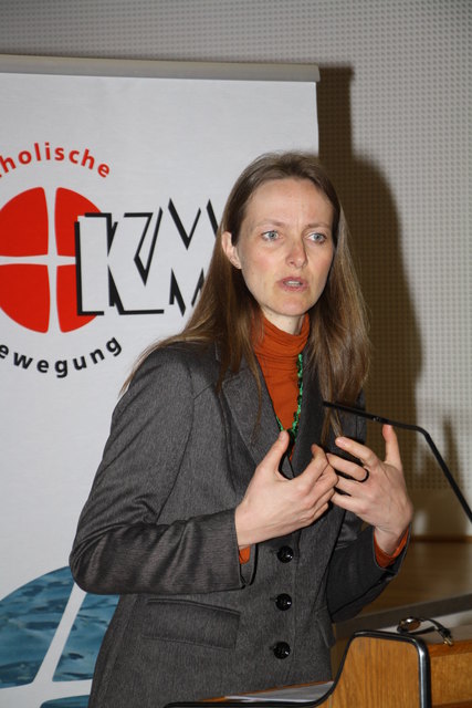 Magdalena Holztrattner zeigte auf, dass Armut mit Verteilungsungerechtigkeit zu tun hat.