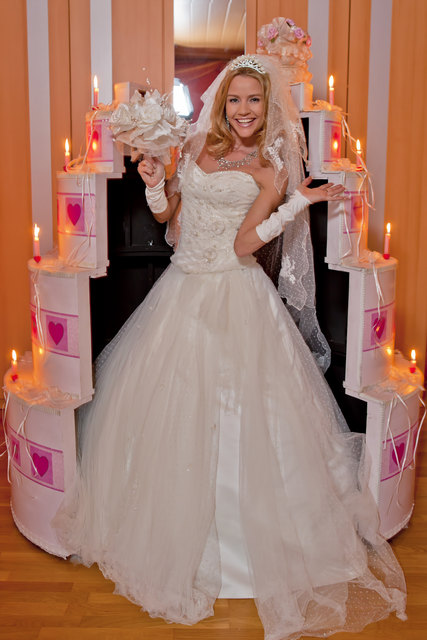 Am Ende ihres neuen Kabarettprogrammen heiratet Wendy Night ihren Traumpartner.
