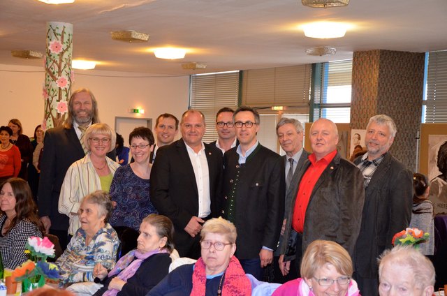 Pfarrer Mag. Hans Wurzer, GR Sabine Riegler, GR Regina Brandstätter, Pflegedirektor im TZY Harald Holzer, Bgm. Alois Schroll, StR Willi Reiter, Bgm. von Nöchling DI Georg Strasser, Direktor der Caritas St. Pölten Mag. Friedrich Schuhböck, Vizebgm. Herbert Scheuchelbauer, Christian Köstler (Leiter PfarrCaritas der Diözese St. Pölten)