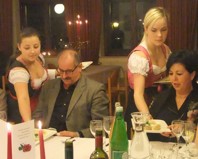 Birgit Rindler beim Servieren bei Bürgermeister Gerald Preimel, Sandra Angermann bedient Ingrid More | Foto: KK