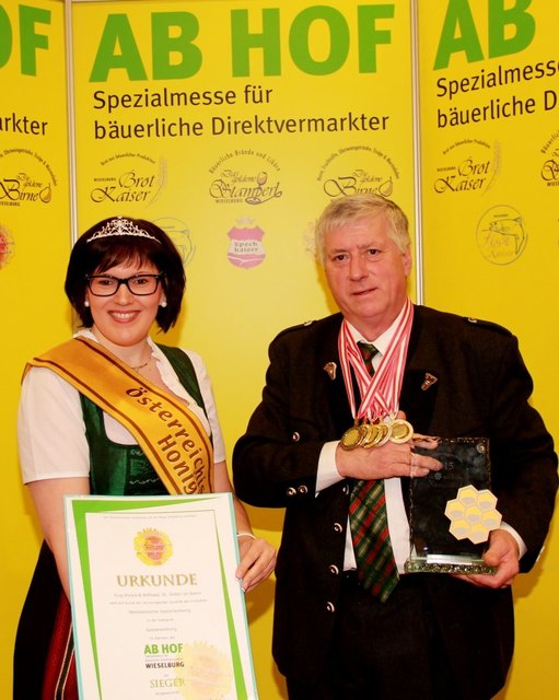 Die Österr. Honigkönigin, die Steirerin Petra Rauch, mit dem erfolgreichen Imkermeister Willibald Klug­