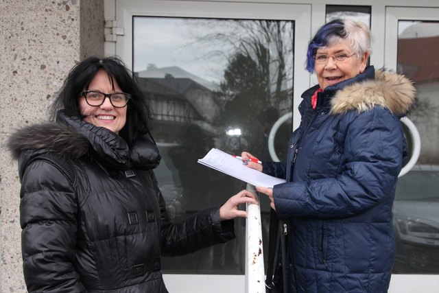 Bürgermeisterin Gisela Gabauer und die Leiterin der öffentlichen Pfarrbibliothek Christine Purner besichtigen das Bellak Haus. | Foto: Hans Dumfarth