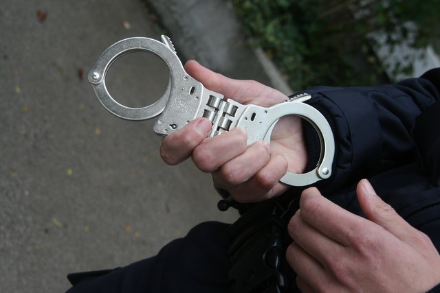 Bei dem vermeintlichen Täter, der in Michelhausen einen LKW-Fahrer mit einem Pfefferspray klickten die Handschellen.