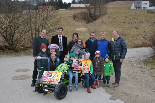 Mehr Sicherheit beim Spielen für die Kleinen in der Bernleiten-Siedlung Waidhofen a/d Ybbs: v.l. Roland Großberger, Kundenberater Raika Ybbstal, Bürgermeister Werner Krammer, Tina, Stefanie und Christoph Helm, Thomas Grafeneder, Stadtrat Franz Sommer, vorne v.l. Kevin Stieblehner, Lisa und Manuel Stieblehner, Jonas und Anna-Lena Helm, Anja und Julian Grafeneder. | Foto: Magistrat