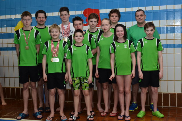 Die erfolgreichen Schwimmerinnen und Schwimmer, sowie die beiden Nicola Delvigne (zweiter von links) und Stefan Mihaly (zweiter von rechts)