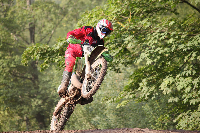 Motocrossfahrern und Mountainbikern, die den Wald als Rennbahn benutzen, droht eine Besitzstörungsklage