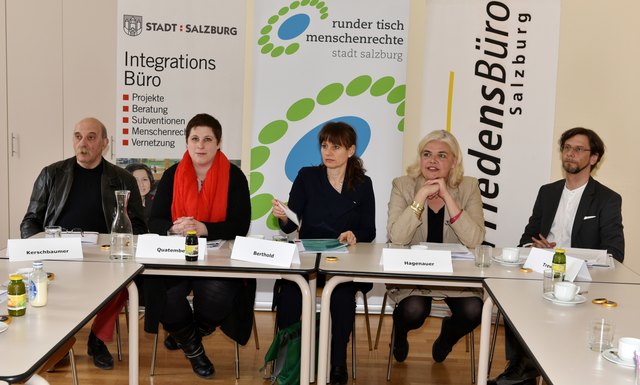 Am Podium beim Pressegespräch: Gert Kerschbaumer (Personenkomitee Stolpersteine), Kathrin Quatember (Friedensbüro Salzburg), Landesrätin Martina Berthold, Bürgermeister-Stellvertreterin Anja Hagenauer und Christian Treweller (Runder Tisch Menschenrechte) | Foto: Stadt Salzburg