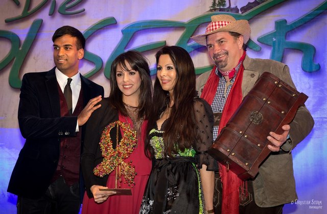 Marjan Shaki mit ihrem Award in Begleitung von Ramesh Nair