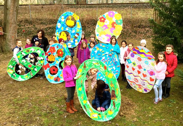 Flower Power: Die 3A mit Lehrerin Marianne Matschi und dem Ergebnis ihrer Fantasie.