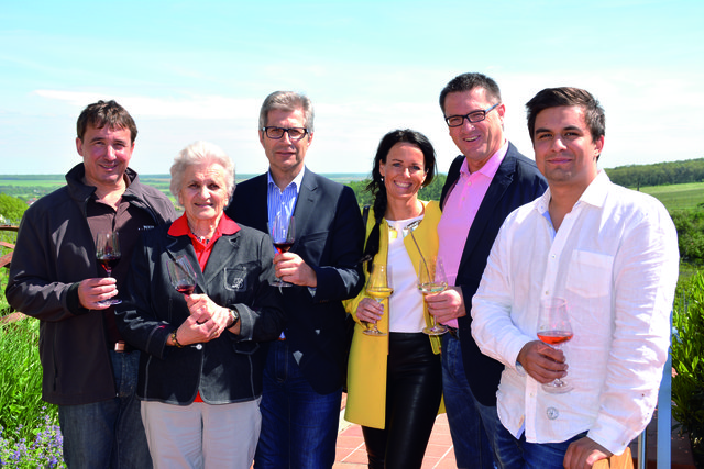 Der Wein verbindet Menschen seit Generationen: Beim Weinfrühling ist dies seit Jahren spürbar, denn im Wein steckt auch ein Lächeln.