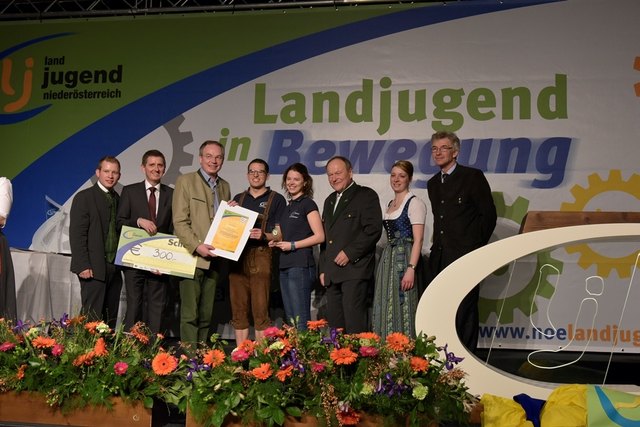 Gold für Ober-Grafendorf: Landesobmann Harald Hochedlinger, Mag. Franz Kattner (Raiffeisen Holding), Landesrat Dr. Stephan Pernkopf, Florian Holland, Julia Brandl, Präsident Ök.-Rat, Abg. NR Ing. Hermann Schultes, ehem. Landesleiterin Verena Hainzl, Aufsichtsratvorsitzenden DI Dr. Johann Lang (Raiffeisen Ware Austria) | Foto: privat
