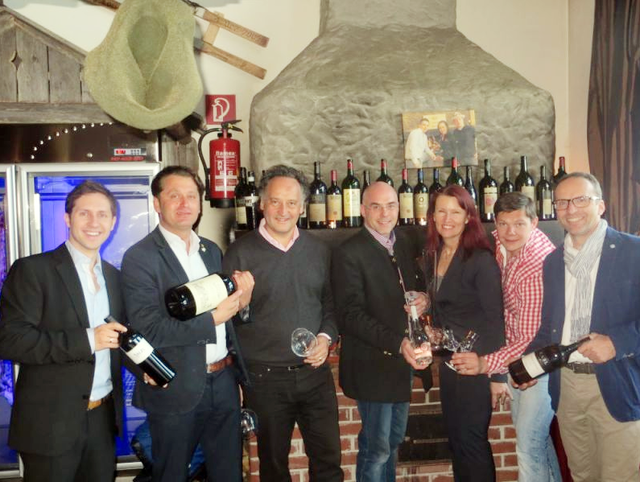 Es erwartet Sie neben einer Weinverkostung mit österreichischen und internationalen Winzern unter anderem auch ein 4-Gang-Gourmetmenü, Verkostungen von Käse, Rum und Edelbränden und eine stimmungsvole musikalische Umrahmung