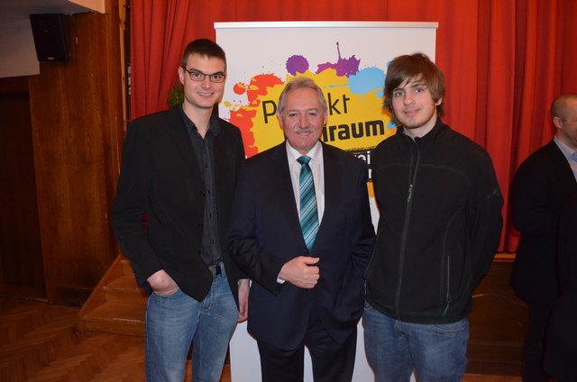 Daniel Huemer aus Rosenau (l.) und Cornelius Cassebaum aus Windischgarsten (r.) im Gespräch mit Landtagspräsident Viktor Sigl