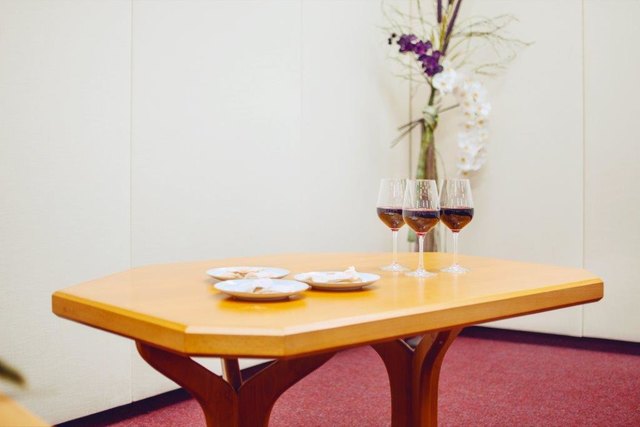 Die Bedeutung von Brot und Wein wird bei der Gedenkfeier erklärt (Foto: JZ)