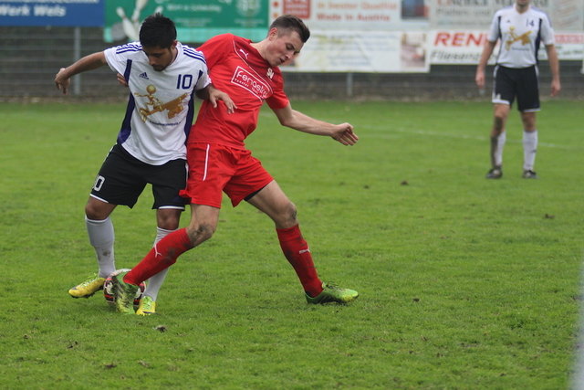 Sasa Andrejic (l.) und der FC Edt gingen in der 12. Runde in Krenglbach mit 2:8 unter. | Foto: SV Krenglbach