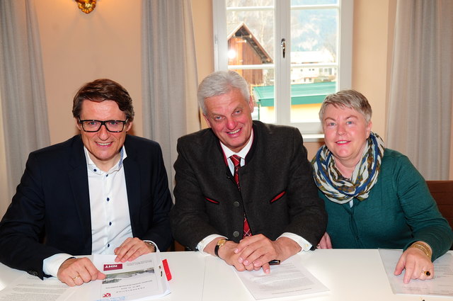 Freuen sich auf das Haus der Generationen: Bgm. Rudolf Häusler, flankiert von Sprengel-GF Evi Thumer und Neue Heimat-GF Hannes Gschwentner