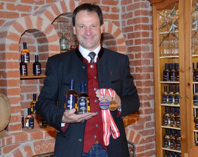 Stolz auf seine Prämierungen bei der „Destillata 2015“: Edelbrand-Sommelier Manfred Höck. | Foto: Nageler
