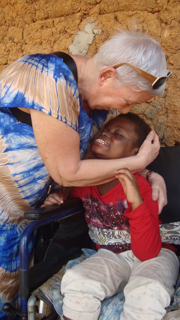 Die neunjährige Rita ist seit sieben Jahren ein Pflegefall. Elisabeth Cerwenka hat für das Mädchen einen Rollstuhl organisiert. | Foto: Grenzenlos helfen