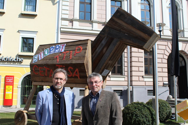 Rudolf Diensthuber (links) und Andreas Hubauer mit dem Trojanischen Pferd.