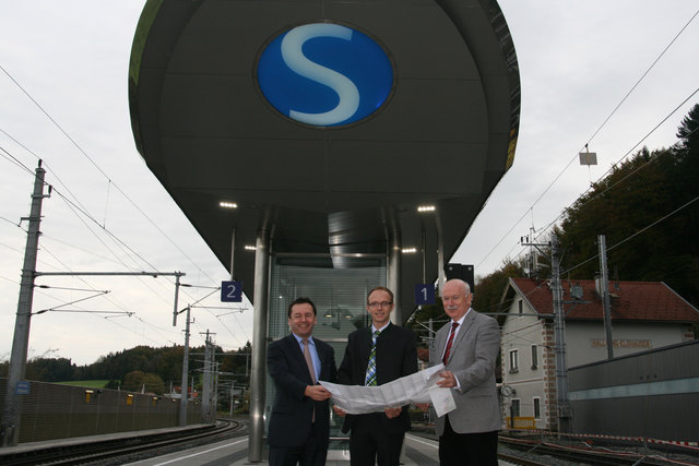 V.l.: ÖBB-Geschäftsbereichsleiter Hubert Hager, Bgm.  Johannes Ebner (Hallwang) und ÖBB-Projektleiter Rudolf Plank. | Foto: ÖBB