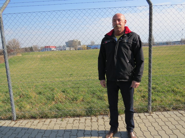 Anrainer Helmut Sommerer hat 155 Unterschriften gegen den geplanten Wohnbau auf den Siemensäckern eingeholt.