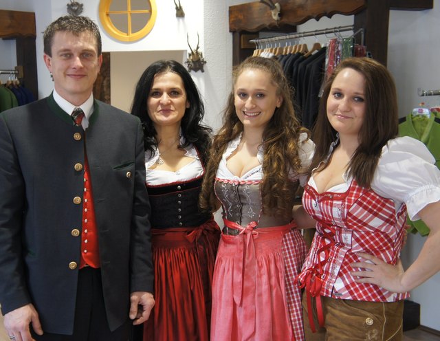 v.l.n.r.: Geschäftsinhaber Bernhard Karrer und Tamara Prossinger mit Ihren Töchtern Meggie und Chiara Prossinger