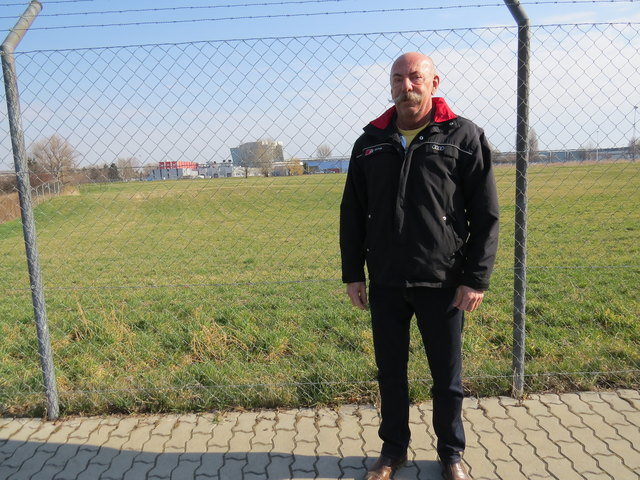 Anrainer Helmut Sommerer hat 155 Unterschriften gegen den geplanten Wohnbau auf den Siemensäckern eingeholt.