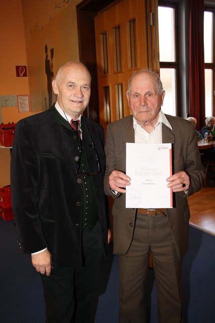 Josef Meister ist rüstige 89 Jahre alt. Der Unterpremstätter wurde für seine Treue zum PVÖ von Obmann Anton Ruprecht (links) geehrt.