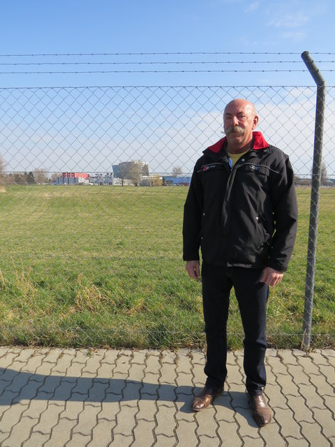Anrainer Helmut Sommerer hat 155 Unterschriften gegen den geplanten Wohnbau auf den Siemensäckern eingeholt.
