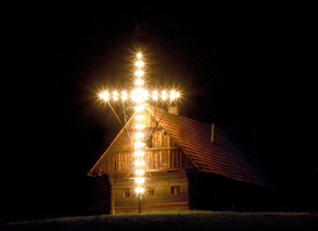 Von vielen Anhöhen leuchten nach Einbruch der Dunkelheit religiöse Symbole. Über 50 sind es allein in der Region in und um Eibiswald...