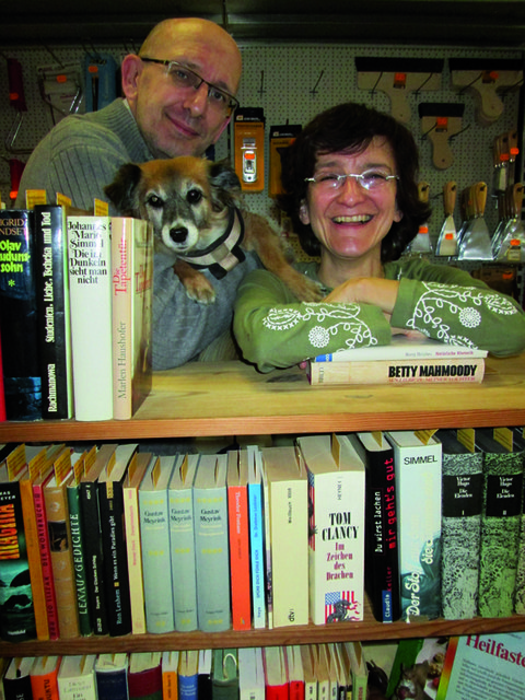 Petra Öllinger, Georg Schober und Zwetschke vom Verein „Wiener Bücherschmaus“ beim Bestücken des ersten Bücher-Verschenkregals  in Mariahilf. | Foto: Wiener Bücherschmaus