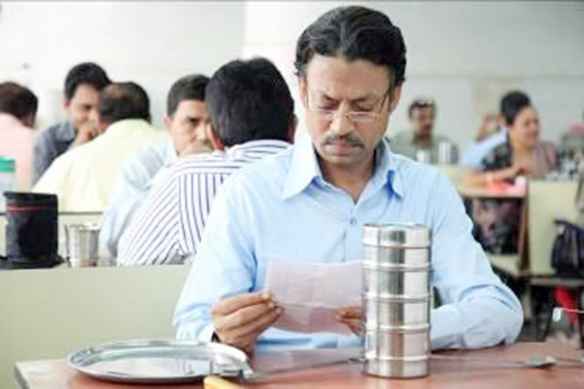 Die ganz besondere Lunchbox, die sie ihm für die Mittagspause vorbereitet hat, wird vom Essenslieferanten allerdings irrtümlich zum Büroangestellten Saajan geliefert – genau wie Ila eine einsame Großstadtseele | Foto: KK