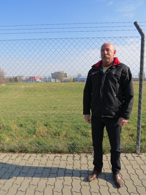 Anrainer Helmut Sommerer hat 155 Unterschriften gegen den geplanten Wohnbau auf den Siemensäckern eingeholt.
