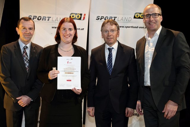 Von links: LAbg. Alfred Frauscher, Lisa Maria Edlmayr, Union-OÖ-Präsident Franz Schiefermair, Landessportdirektor Gerhard Rumetshofer. | Foto: Land OÖ/Kauder