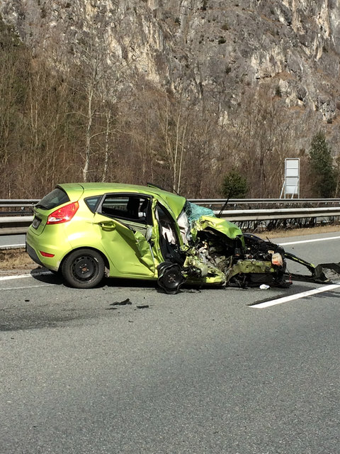 Der PKW wurde auf die Überholspur geschleudert. | Foto: ZOOM-Tirol