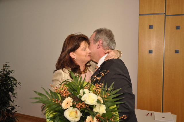 Starke Frau an der Seite eines erfolgreichen Mannes: BH Johann Böhm dankt seiner Frau Erni für ihre Unterstützung. | Foto: Foto: Mikscha