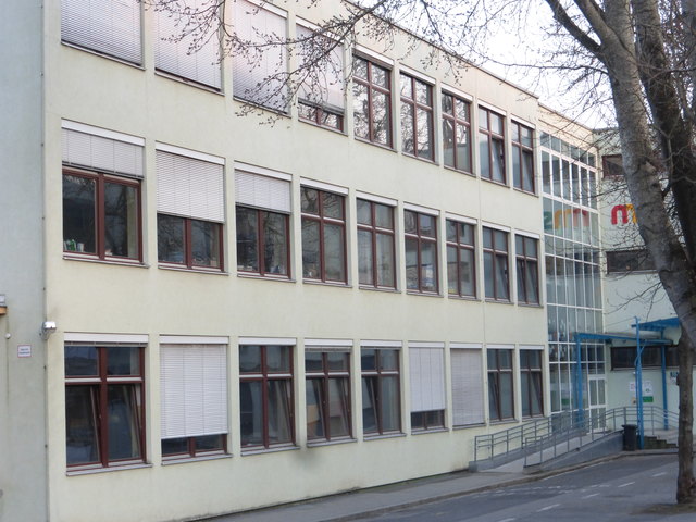13 dauergeöffnete Fenster in einer öffentlichen Schule während der Heizperiode und niemand, außer mir, hat anscheinend ein Problem damit - in der Ökostadt Graz...