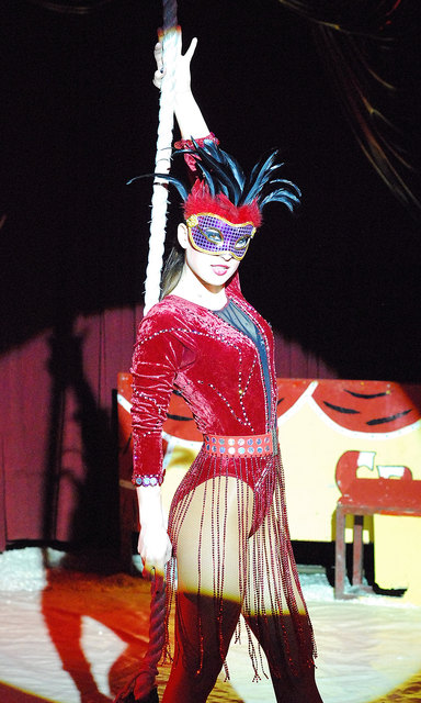 Bei der Feuershow von Jeanetta Triskova wird jedem Besucher "warm ums Herz". | Foto: Circus Belly