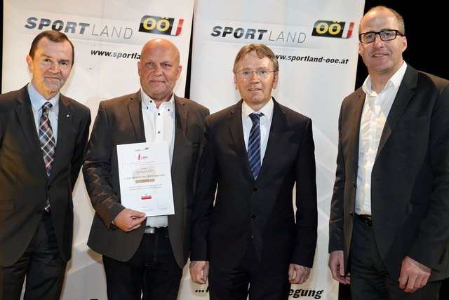 LAbg. Alfred Frauscher, Union OÖ-Präsident Franz Schiefermair (derzeit Vorsitzender der Landessportorganisation) und Landessportdirektor Gerhard Rumetshofer ehrten Casting-Landesmeister Gerhard Lay (ASV Naarn Donau) | Foto: Land OÖ/Kauder