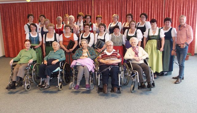 Eveline Spindler, Leopoldine Dorn, Margaretha Bittner, Karin Gugl, Josefa Lirsch und Dir. Viktor Spitzer waren von dem Konzert der Bäuerinnen begeistert. | Foto: Rosenheim Tulln