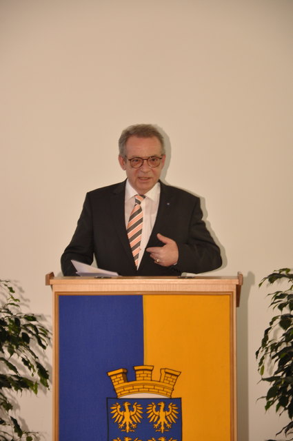 BH Johann Böhm nahm die feierliche Angelobung der neuen BürgermeisterInnen vor. | Foto: Foto: Mikscha