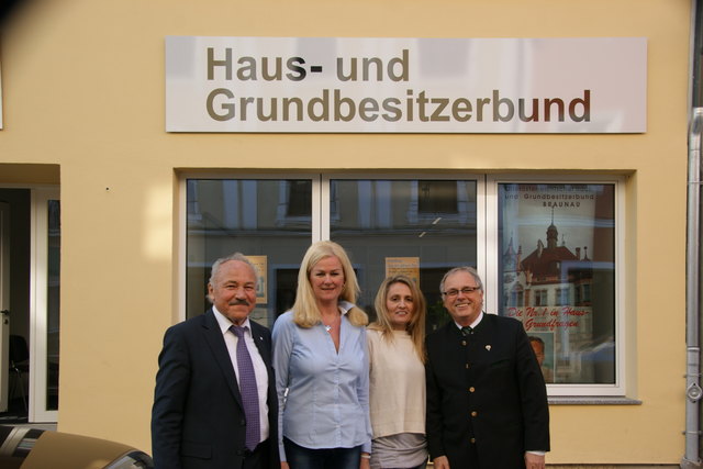Links: Bezirksobmann Josef Stranzinger, Ehrenmitglied des Landesverbandes, und rechts: Bezirksobmann-Stv. Ing. Christian Haidinger.
Bildmitte: Gästebetreuerinnen Beatrix und Monika