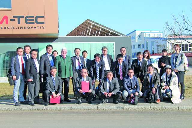 Die Delegation aus Japan ließ sich bei M-TEC die Wärmepumpen-Technologie zeigen. | Foto: Foto: privat