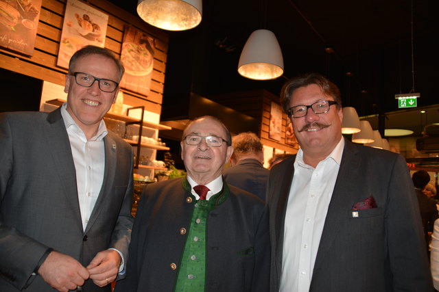 Anton Haubenberger sen., hier flankiert von Bürgermeister Thomas Widrich und Stadtrat Peter Rath, ist mächtig stolz auf Sohn und Enkel.