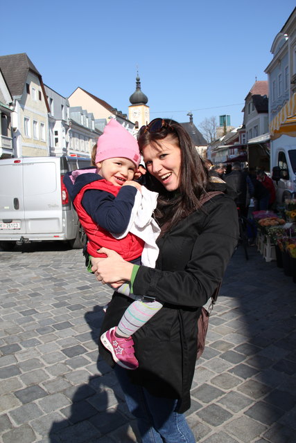 Melanie Stütz und Tochter Sophia besuchen den Blumenstand der Oma am Markt.