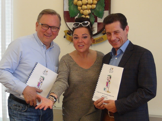Karl Wratschko, Comedian Marion Petric und Organisator Franz Schober laden zum bunten Kultur-Genussreigen in die Alte Klosterschule nach Gamlitz ein.