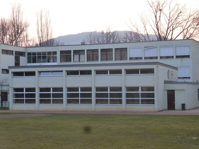 Auf diesem Bild sind fünf dauergeöffnete Fenster und eine absturzgefährdete Abdeckung bei einer Jalousie ersichtlich. Interessanter Schulalltag in Graz...