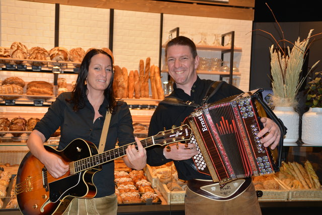 Die Geschwister Petra und Ernst Aigelsreiter sorgten für eine zünftige musikalische Umrahmung der Eröffnung.
