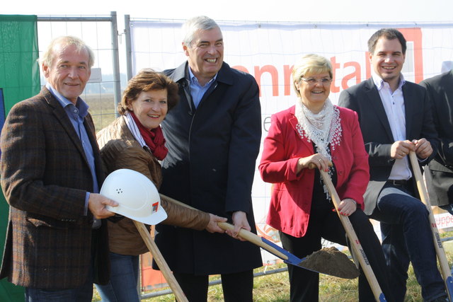 Norbert Frei, LTPräs. Ursula Lackner, Ennstal-Direktor Wolfgang Sacherer, Bgm. Ursula Rauch und LR Michael Schickhofer beim Spatenstich.